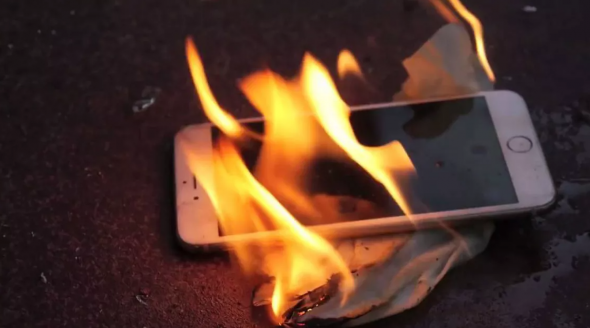 Un iPhone a luat foc în timp ce era la încărcat
